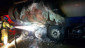 고속도로 휴게소서 25t 탱크로리 화재&hellip;인명피해 없어