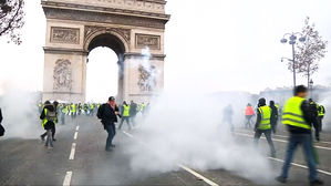 파리에 자욱한 최루탄&hellip;폭력시위 번진 '노란조끼 시위'