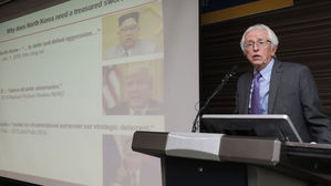 헤커 "美는 핵 신고 고집말고 北은 영변 5MWe원자로 폐기 나서야"