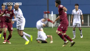 공중볼 다투다 머리로 추락한 이승모&hellip;K리그 심판진이 살렸다!