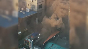 [제보영상] 수원 11층짜리 건물 대형 화재&hellip;중상 1명 등 24명 다쳐