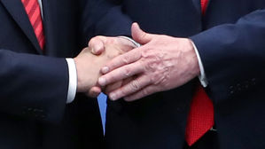 [포토] 문 대통령 두 손으로 잡는 트럼프&hellip;'반가운 악수'