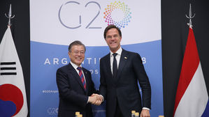 문 대통령, 北 제재위 의장국 네덜란드 정상과 대북정책 협력논의