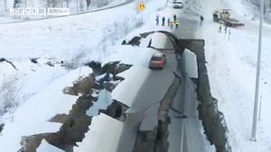 잇단 강진에 건물&middot;도로 '폭삭'&hellip;알래스카 공항&middot;철도 폐쇄