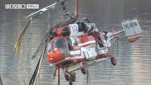 물 위에서 순식간에 '의문의 추락'&hellip;헬기 정밀조사 착수