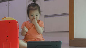 지키려는 아이 vs 빼앗으려는 부모&hellip;'스마트폰 전쟁'의 시작