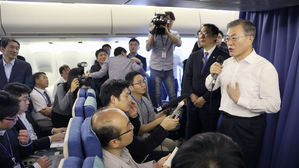 문 대통령 "제재 완화만이 상응 조치 아냐&hellip;포괄적으로 이해해야"