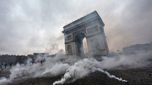 프랑스 '노란조끼' 시위 격화일로&hellip;80세 女, 얼굴에 최루탄 맞아 사망