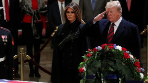 트럼프, 부시 전 대통령에 '거수경례'&hellip;내일 장례식도 참석