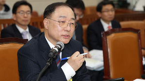홍남기 "경기 침체 아니지만 둔화 국면"