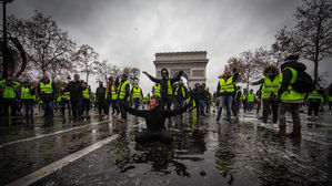 파리 에펠탑&middot;미술관 등 폭력시위 우려에 줄줄이 문 닫는다