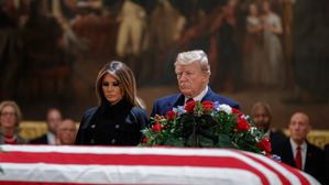 트럼프, 부시 전 대통령 추모 행보 이어가&hellip;부시가 위로방문