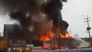 [제보영상] 불길 위로 피어오르는 검은 연기&hellip;부산 조명업체 화재