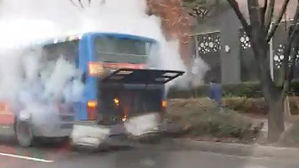 운행 중인 시내버스 엔진룸 화재&hellip;인명피해 없어