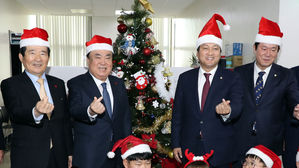 국회 밝힌 크리스마스트리…"새해엔 국민에게 희망을"