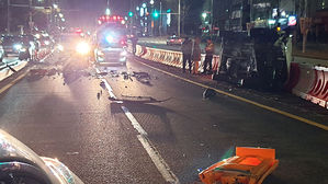 음주 차량이 충격 흡수대 들이받고 전도&hellip;30대 운전자 입건