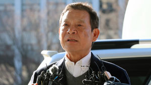 윤장현 검찰 출석 "국민께 송구&hellip;공천 바란 것 아냐"