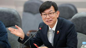 김상조 "최저임금 인상 기업에 어려움 줘 뼈아프게 생각"