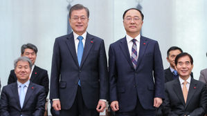 문 대통령, 홍남기에 "기업 활력 떨어진다는 지적"…현장 소통 당부