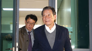 윤장현 14시간 검찰 조사 끝 귀가&hellip;11일 2차 소환