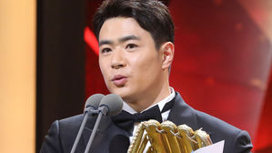 야구 김재환&middot;축구 이용, 동아스포츠대상 수상