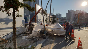 아파트공사장서 80t 천공기 넘어져 차량 2대 파손