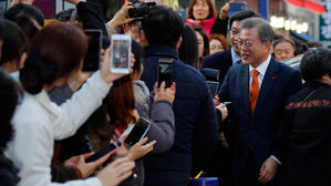 [포토] "함께 꿈을 이룹시다!"&hellip;마산 창동예술촌 방문한 문 대통령