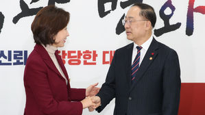 홍남기 국회 방문…與 "국민 성과 체감토록" 野 "소신껏 하길"