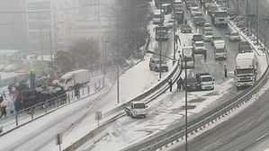 [제보영상] 눈길에 미끄러져 '쾅, 쾅'&hellip;출근길 잇따른 교통사고