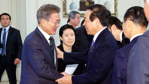 문 대통령, 日 의원들에게 "개인청구권 소멸하지 않았다"