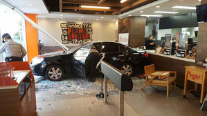 "브레이크로 착각" 70대 운전자 차량 햄버거 가게 돌진