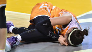 '발목 부상' KB 박지수, 안도의 한숨&hellip;코트 복귀