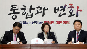 한국당, 靑 특감반 의혹 연일 공세&hellip;"해명 없으면 국정조사 요구"