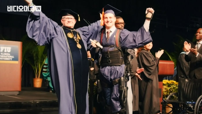 '하반신 마비' 청년, 대학 졸업식장에서 환호와 박수받은 이유는?