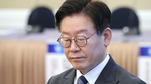 이재명, 백의종군 선언 후 첫 국회 방문…현안질문에 '묵묵부답'