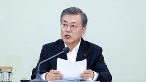 문 대통령, 국방&middot;여가부 업무보고&hellip;북한정책과 직원 격려