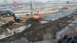 "지진 난 것처럼 갈라져"&hellip;아파트 건설현장 옆 도로 40ｍ 균열