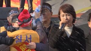 [영상pick] '카풀 반대' 집회 참가자, 전현희 의원에 물병 던지고 '야유'