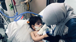 예멘 엄마의 '마지막 작별인사'&hellip;죽어가는 아들 품에 안고 눈물