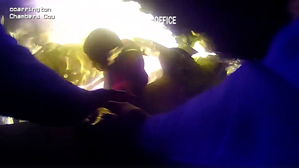 [영상pick] 불길에 휩싸인 차량 속 운전자 구한 경찰…보디캠 영상 화제