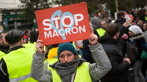 '노란조끼 토론회' 시작부터 삐끗&hellip;고액임금 논란에 위원장 사임