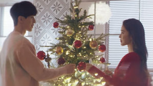 [SBS Star] Lee Dong Wook & Yoo In Na Decorate a Christmas Tree Together