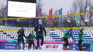 눈 위의 멋진 경기&hellip;축구화 신고 '스노우 발리볼'