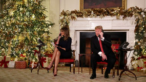 트럼프, 부인 멜라니아와 함께 "메리 크리스마스" 성탄 인사