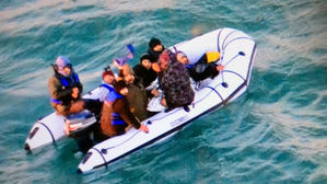 크리스마스에 영불해협 건너던 이주민 40여 명 구조돼