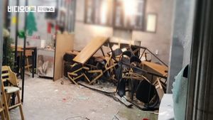 중앙분리대 뚫고 식당 돌진한 만취운전자&hellip;식당 주인 날벼락