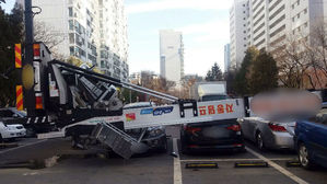 광명 아파트단지서 사다리차 넘어져 차량 5대 파손