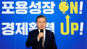 문 대통령 "경제부진 얘기 많이 들어…제조산업 혁신해야"