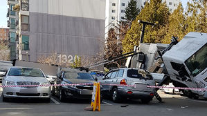 [제보] 차량 위로 '우지끈'&hellip;경기 광명 아파트단지 사다리차 쓰러져