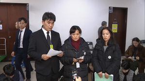 [영상] "폭발할 것 같은 분노 치밀어"&hellip;입장문 발표 장소 놓고 '옥신각신'